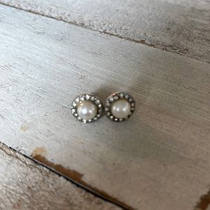 Pearl studs